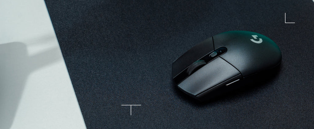 Logitech G305 nero in una postazione gaming - immagine A+