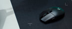 Logitech G305 nero in una postazione gaming - immagine A+