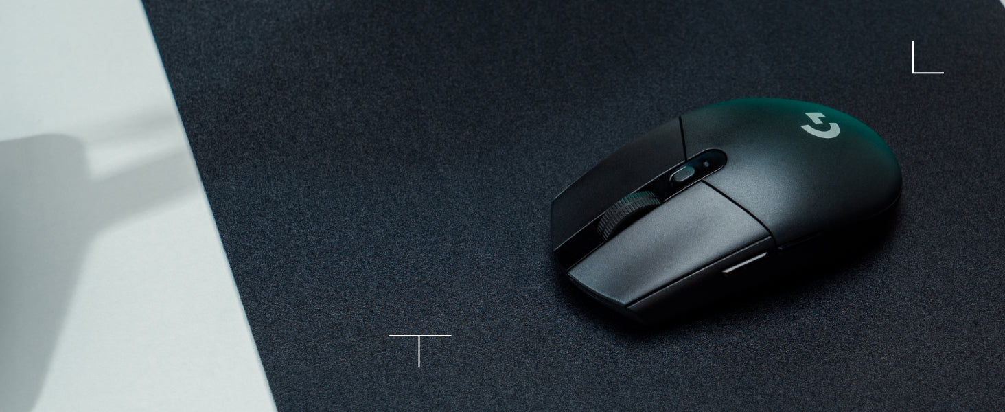 Logitech G305 nero in una postazione gaming - immagine A+