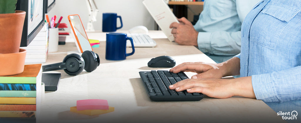 Logitech M220 SILENT A+ in una postazione di lavoro condivisa