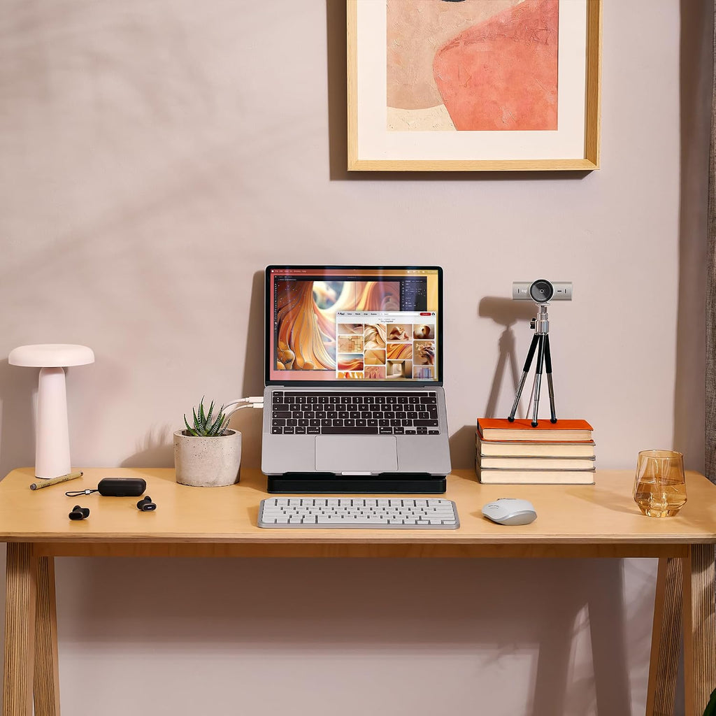 Logitech MX Anywhere 3S Pale Grey in una postazione di lavoro con laptop
